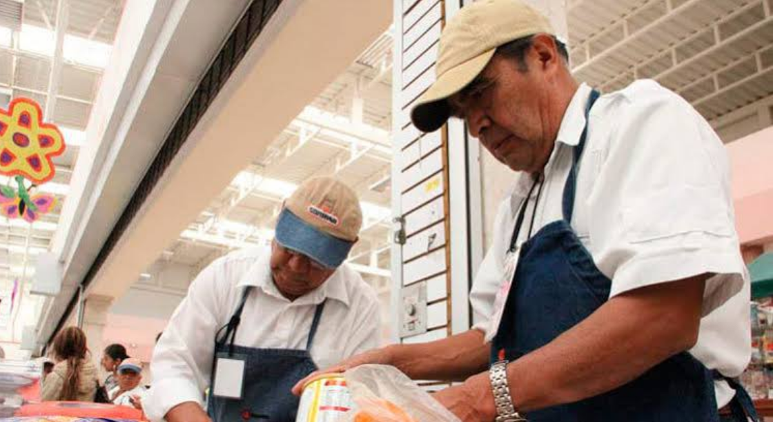 Buscan garantizar empleo como paqueteros a adultos mayores en Sonora