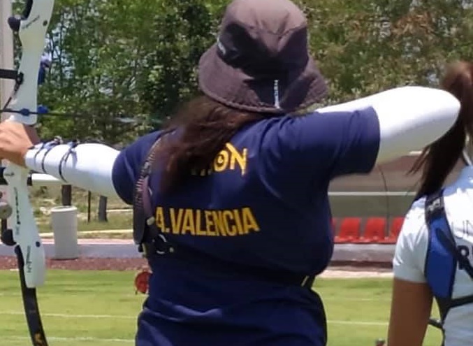 Regresan a manos de Alejandra Valencia su arco y flecha robadas