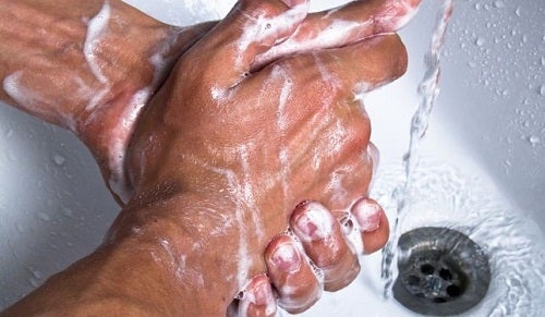 El jabón es lo que mejor funciona contra el COVID-19 y te explicamos cómo trabaja