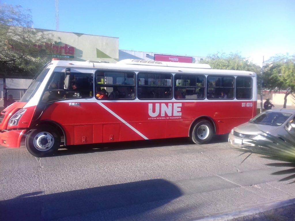 Por despido, choferes del transporte público cierran Luis Encinas y Rosales