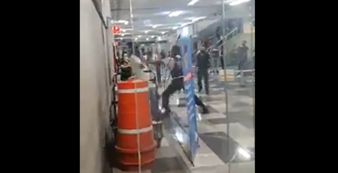 Por no usar cubrebocas, guardia golpea a usuario del tren ligero de Guadalajara