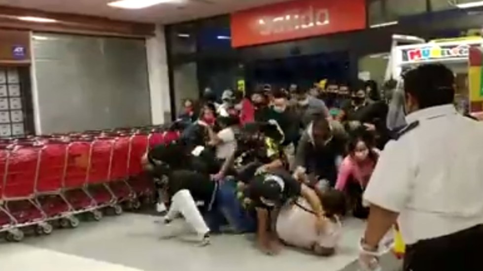 VIDEO: Estampida humana en un supermercado Soriana provocó clausura de la sucursal