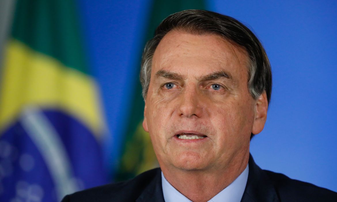 VIDEO: Presidente de Brasil carga a un enano pensando que es un niño