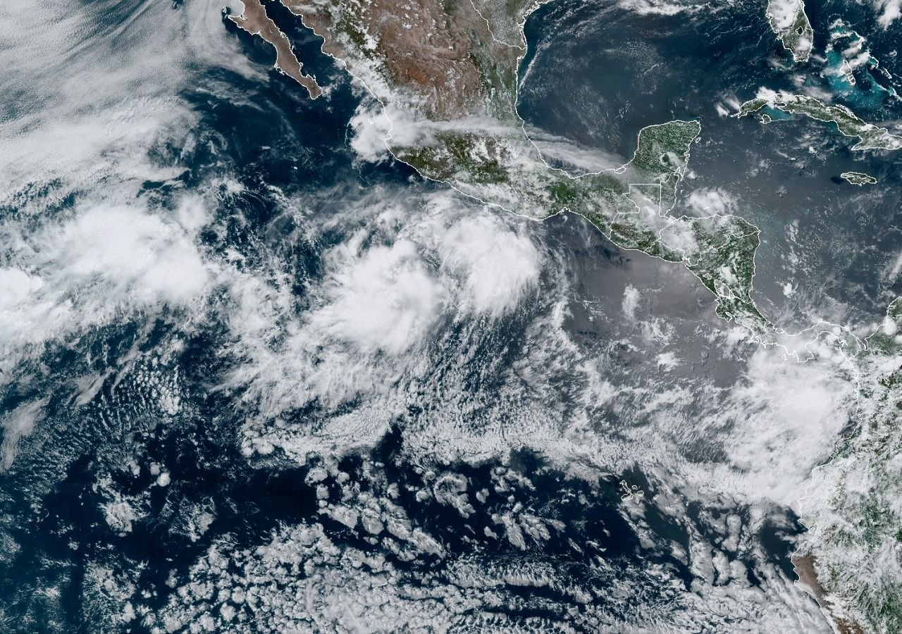Tormenta tropical Cristina avanza por el Pacífico, podría convertirse en huracán