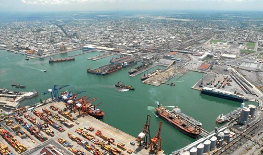 AMLO busca revocar contrato de 100 años a empresa que maneja puerto de Veracruz