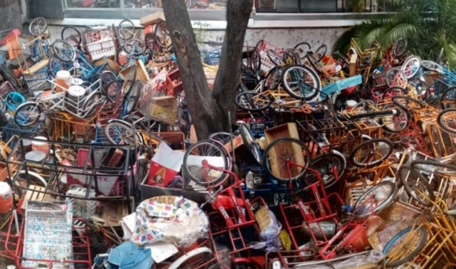 Indignación por funcionario que destruyó triciclos de vendedores ambulantes