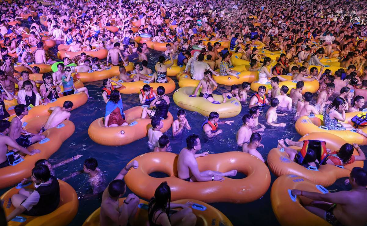 Organizan fiesta masiva sin sana distancia en parque acuático de Wuhan