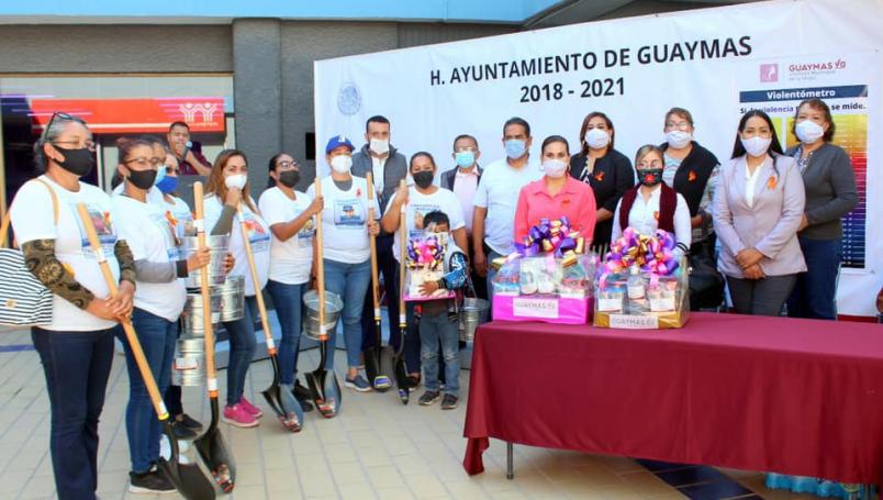 Entrega Ayuntamiento de Guaymas palas y herramientas envueltas con moño a mujeres buscadoras