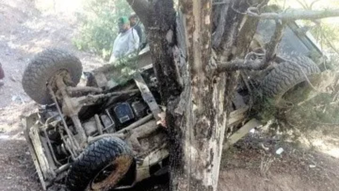 Vehículo cae a barranco en Nogales; dos menores resultan lesionados
