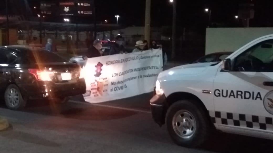 Aspirantes a candidatos independientes protestan e impiden paso al Aeropuerto de Hermosillo
