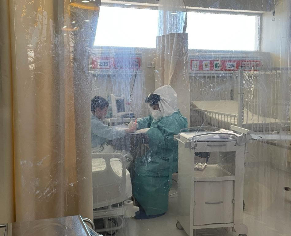 Enfermera que ya fue vacunada acompaña a niños con Covid en el HIES
