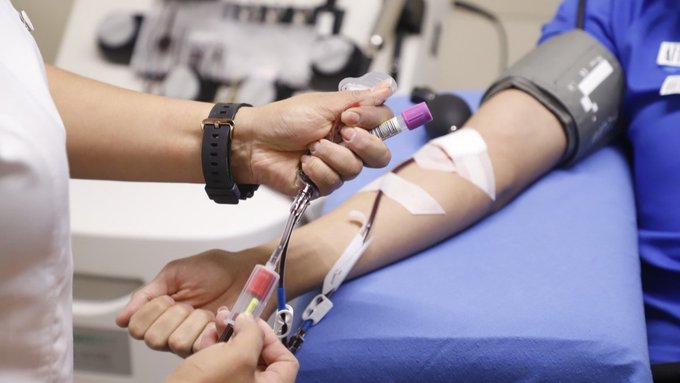 Las personas vacunadas contra la COVID-19 sí pueden donar sangre, dicen verificadores e instituciones.