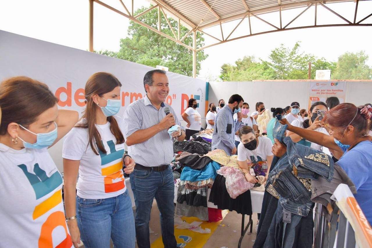 Aprovechan familias de Miguel Alemán bazar organizado por DIF Hermosillo