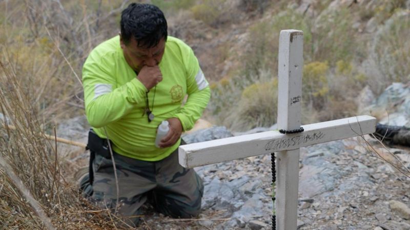 “Se volvieron momias por el calor”: los desgarradores testimonios de los voluntarios que recogen los cuerpos de los migrantes muertos en el desierto de Sonora