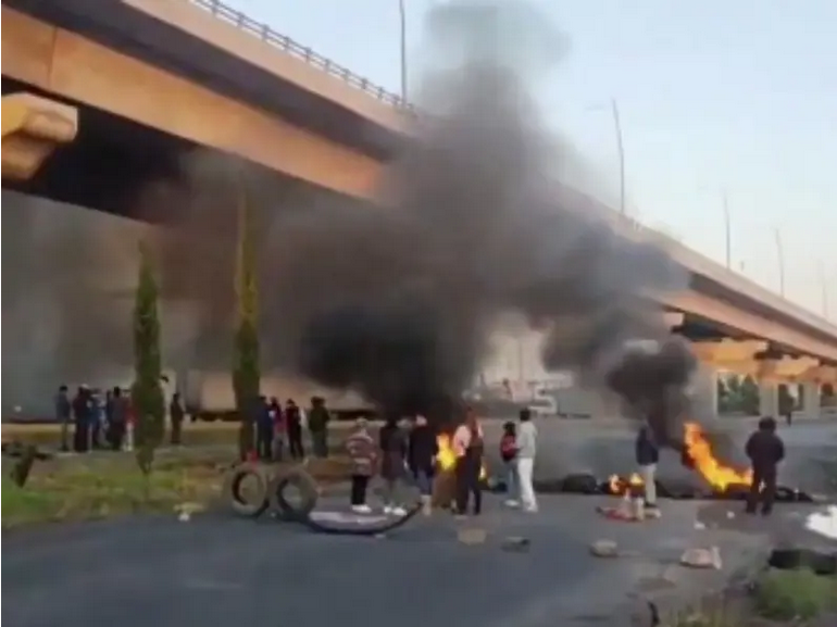 Caos vial: Todo sobre el bloqueo y choque de hoy en la autopista México-Puebla