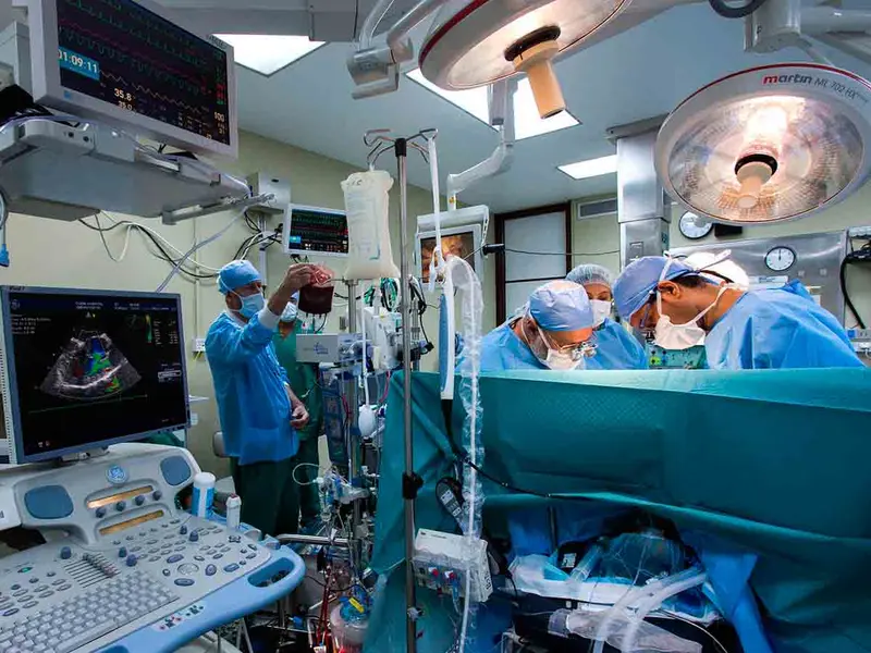 Médico chino realiza cirugía remota a 8 mil km de su paciente