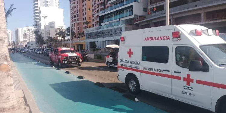 Turista de Sonora fue rescatado de ahogarse en playa de Mazatlán, pero muere en hospital