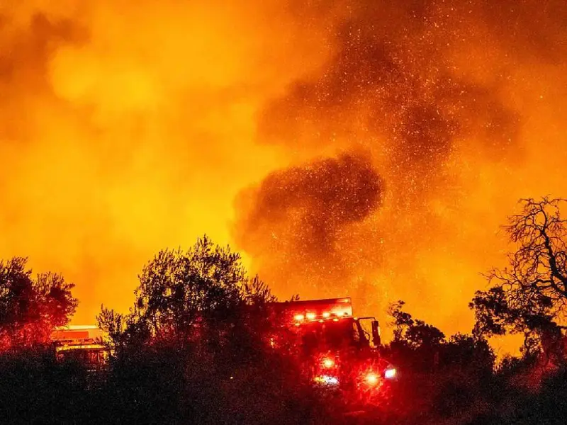 Incendio fuera de control provoca que miles sean evacuados en California