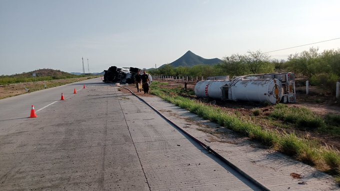 Vuelca pipa con 60 mil litros de combustible en carretera Guaymas-Hermosillo